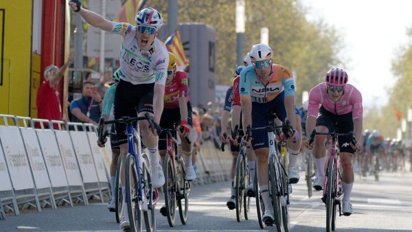 Caos en el final de la tercera etapa de la Vuelta a Cataluña: ¿Quién ganó?