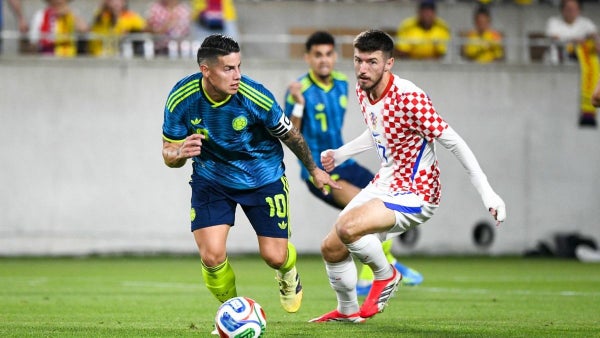[VIDEO] James quiso sorprender a Croacia: cobró a riesgo y remató al arco para gran atajada