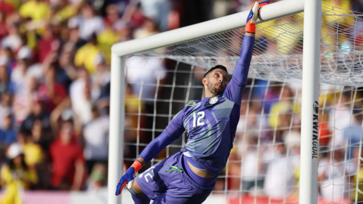 Palazo al arco de Camilo Vargas en el duelo ante Croacia
