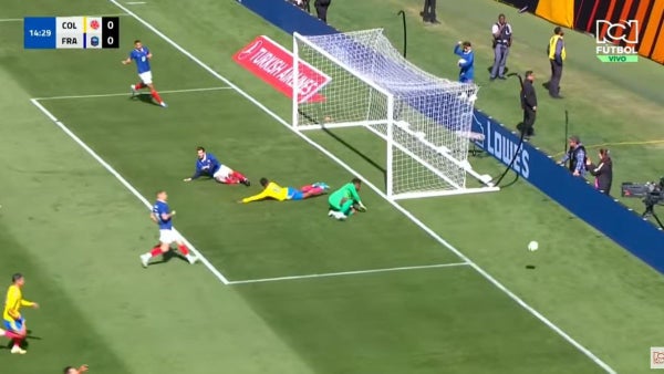 VIDEO: Colombia le mete miedo a Francia y casi provoca un autogol