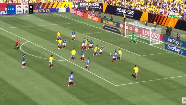 VIDEO: Daniel Muñoz la tuvo tras habilitación de James, pero la desperdició