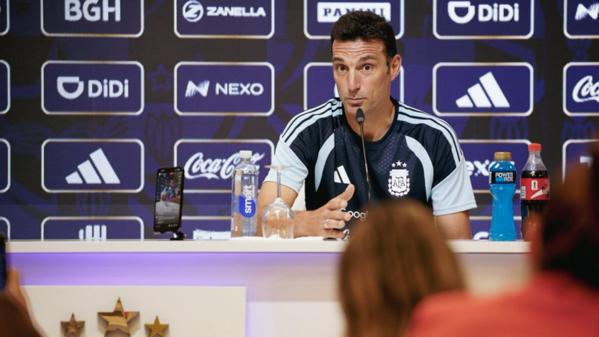 Scaloni en rueda de prensa.