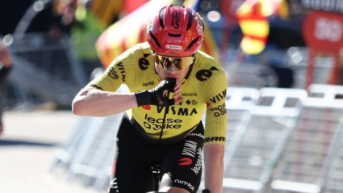 Jonas Vingegaard posó con la camiseta de un club de fútbol español