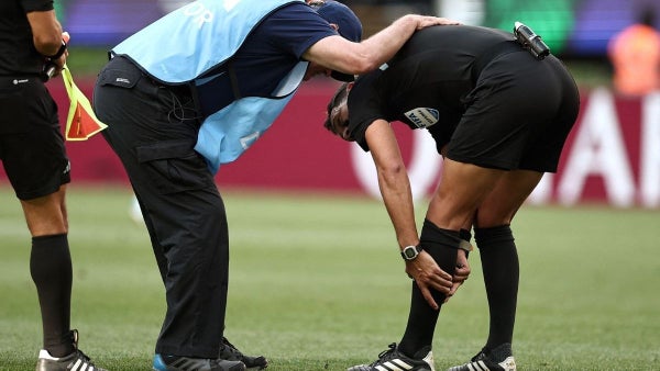 [VIDEO] Árbitro, entre aplausos, salió lesionado en el repechaje Congo vs Jamaica