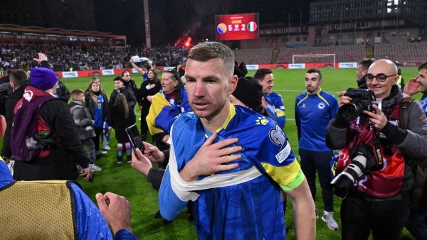 Dzeko conmueve con su dedicatoria tras llevar a Bosnia al Mundial