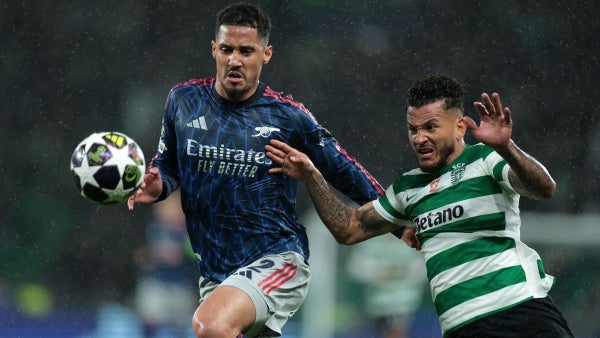 Arsenal venció en la última al Sporting de Luis Suárez