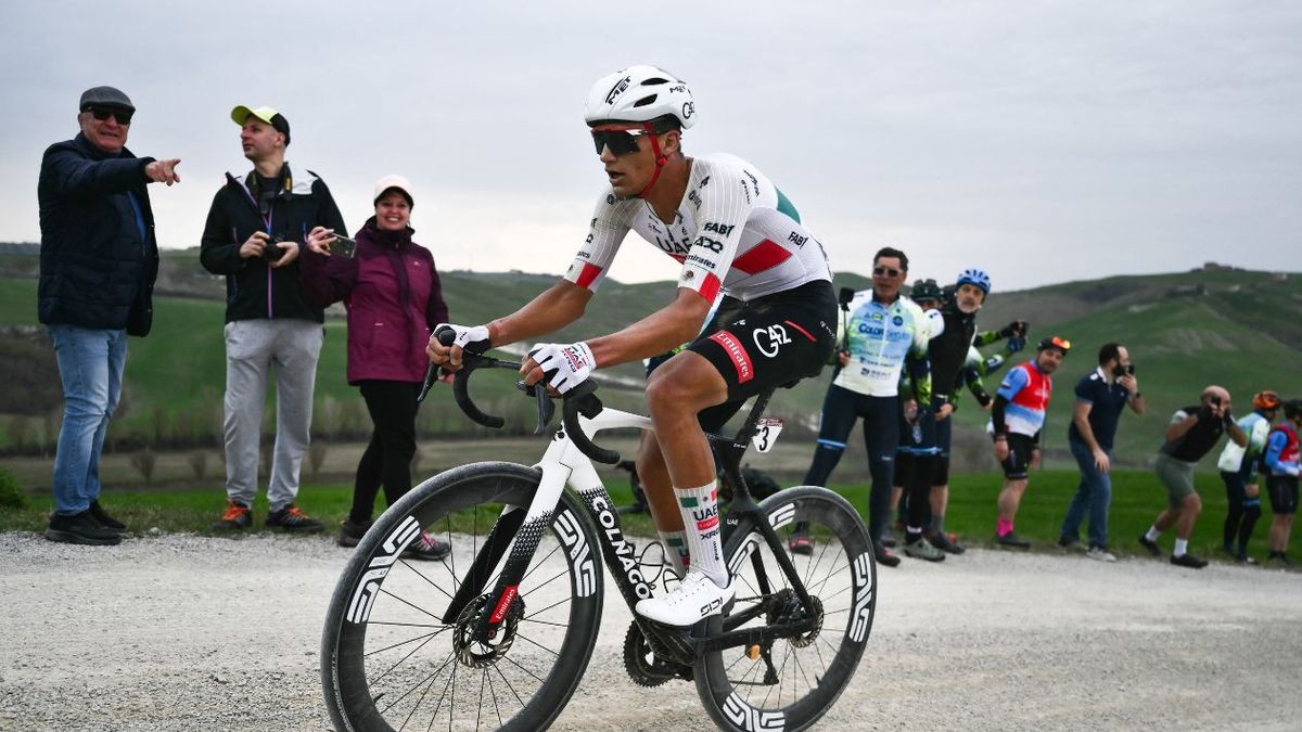 Isaac del Toro sufrió caída en la Vuelta al País Vasco