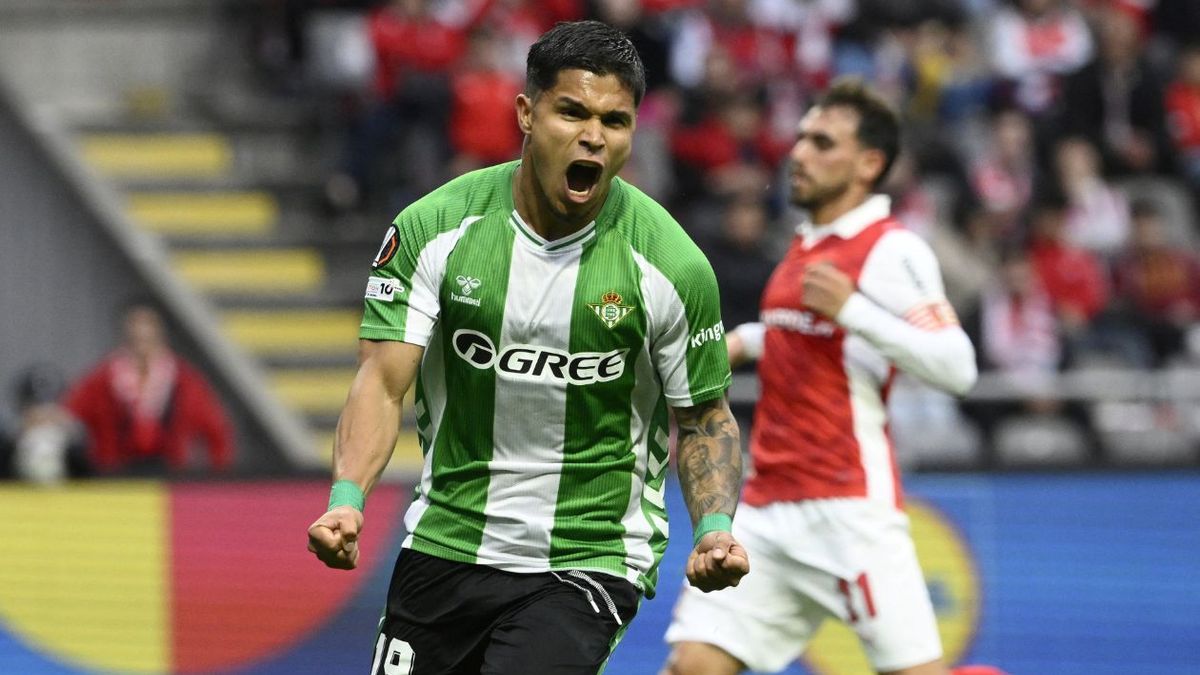 Gol del Cucho Hernández para Betis en Europa League