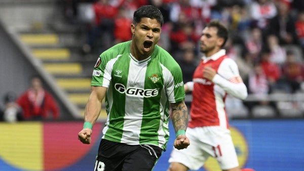 VIDEO - Gol del Cucho Hernández para Real Betis en cuartos de final de Europa League