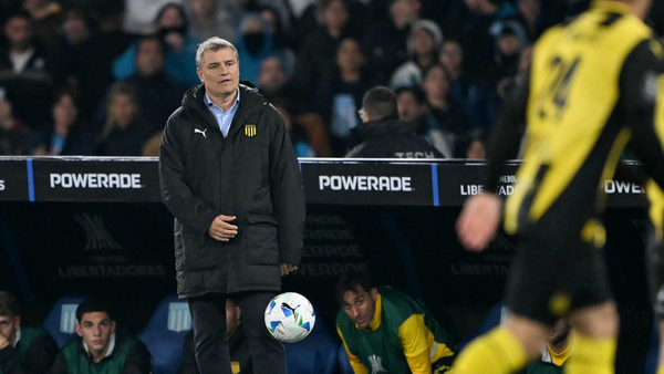 DT de Peñarol, prevenido para el juego contra Santa Fe: “Jugar en Colombia no es fácil”
