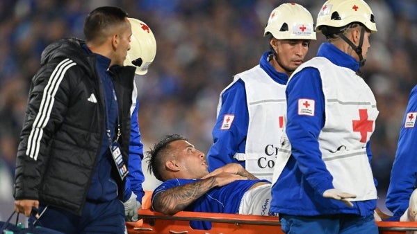 [VIDEO] Susto por contreras en Millonarios: salió en camilla del terreno de juego