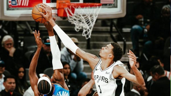 Wembanyama debutó en playoffs con récord: lideró victoria de San Antonio Spurs