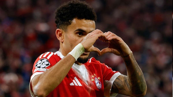 [VIDEO] Luis Díaz desató locura entre los niños: le pidieron fotos y autógrafos tras ganar la Bundesliga