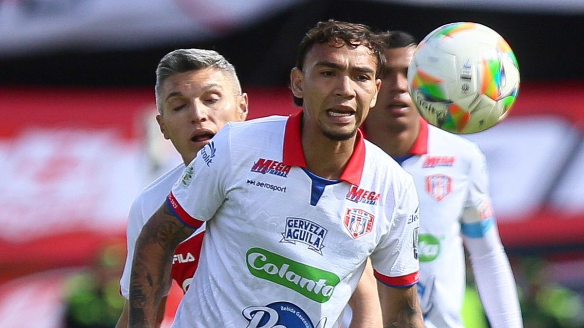 [Video] El Caballo Márquez, frustrado, salió llorando de la cancha en el fútbol de Costa Rica