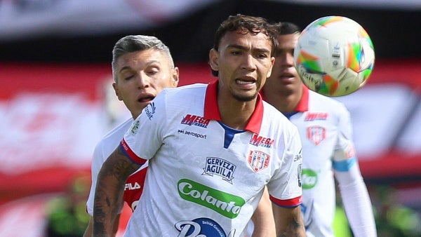 [Video] El Caballo Márquez, frustrado, salió llorando de la cancha en el fútbol de Costa Rica
