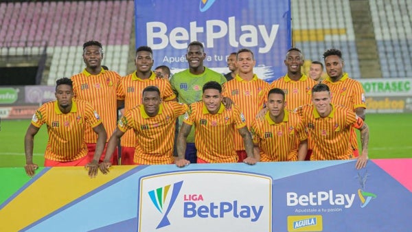 [Video] Hinchas del Pereira vandalizaron el carro de un jugador