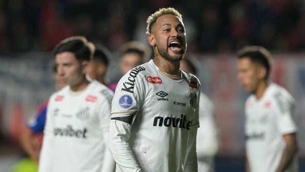¡Neymar explotó en Santos! Fuerte cruce con un compañero durante entrenamiento