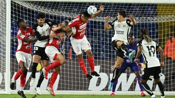 Santa Fe vs Corinthians terminó en pelea: provocación picó todo tras empate