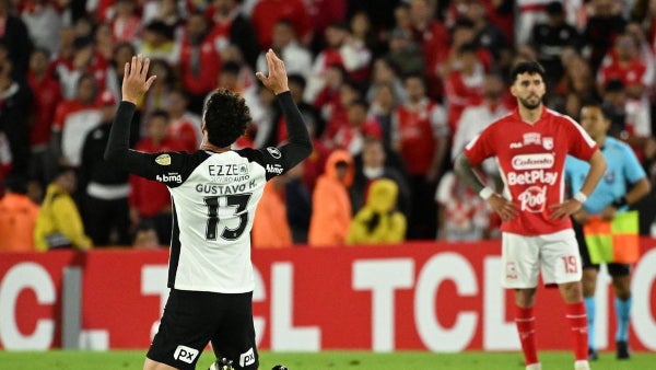 Santa Fe recibiría doble sanción de Conmebol tras empate con Corinthians
