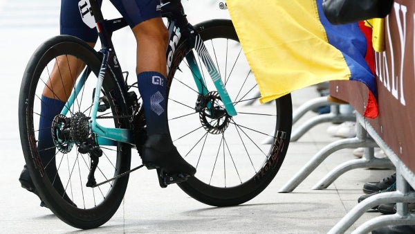 Oficial: primer colombiano que se retira del Giro de Italia 2026