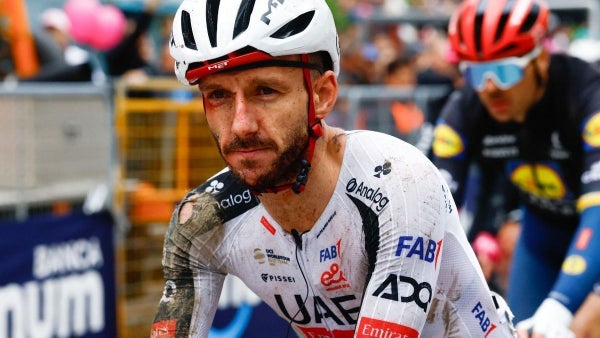 UAE vive una crisis en el Giro de Italia 2026: Soler, Yates y Jay Vine abandonan tras fuerte caída