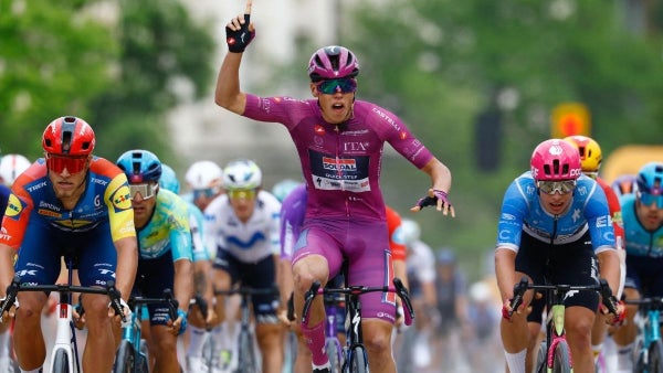 [VIDEO] ¡Triunfo ciclamino! Fantástico embalaje en la tercera etapa del Giro de Italia