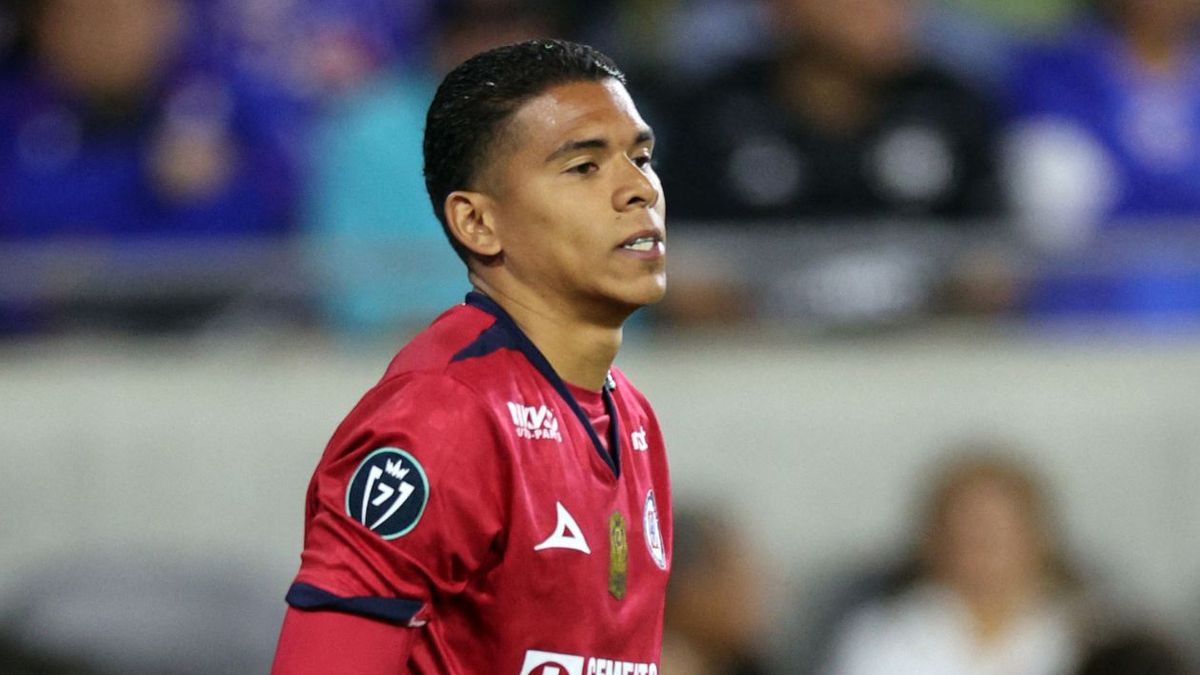 [Video] Kevin Mier cometió un grosero error en Cruz Azul vs Chivas