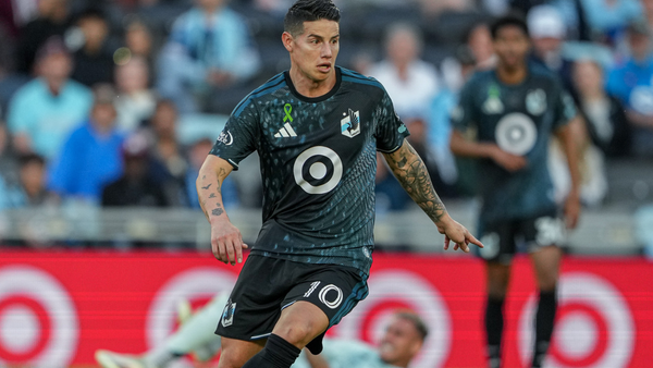 VIDEO: James Rodríguez dejó en el piso a un rival tras magistral jugada