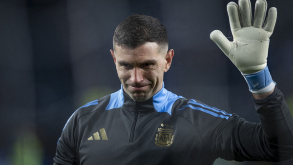 ¿Dibu Martínez sin Mundial? Revelan que el arquero argentino se fracturó