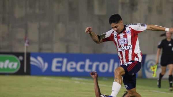 [VIDEO] Junior le madrugó a Nacional: Castrillón desató la locura en el Romelio con golazo