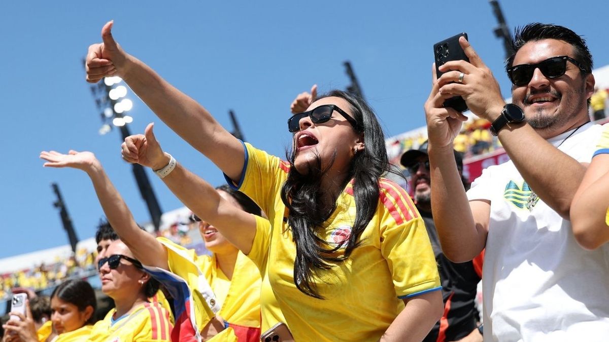Hinchas de Colombia en el partido contra Jordania