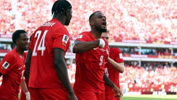 VIDEO - Golazo de Cyle Larin y Canadá empata 1-1 con Bosnia