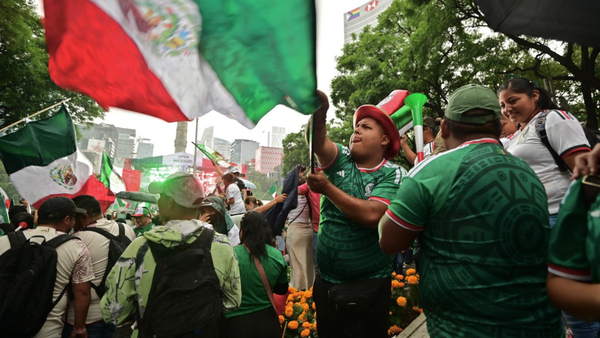 VIDEO: Hinchas se van a los golpes en plena transmisión en vivo del Mundial