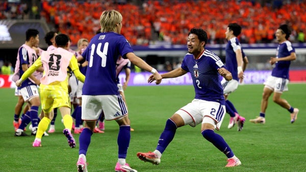 [VIDEO] Japón desató la locura desde la altura: golazo para igualar vs Países Bajos