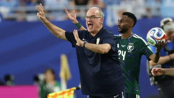 Marcelo Bielsa estalla contra las pausas de hidratación en el Mundial 2026: “No se pensó en el fútbol”