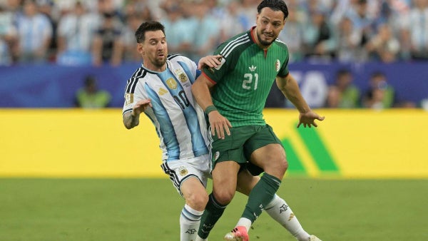 VIDEO - Messi casi se va expulsado en el debut del Mundial