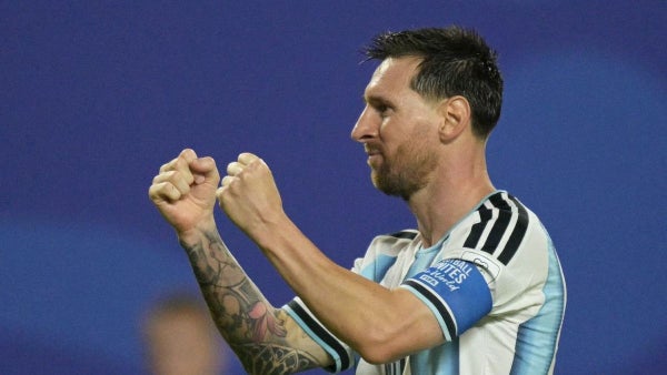 [VIDEO] Messi desató locura con un intratable triplete: tercer golazo vs Argelia