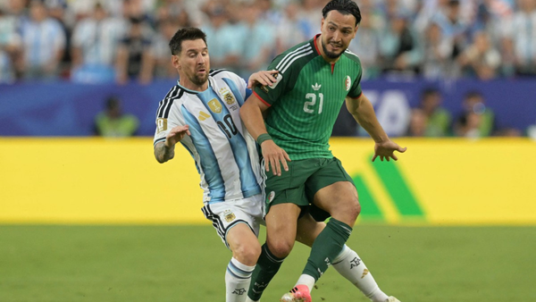 Experto dice si Messi merecía tarjeta roja tras dura patada en el Mundial