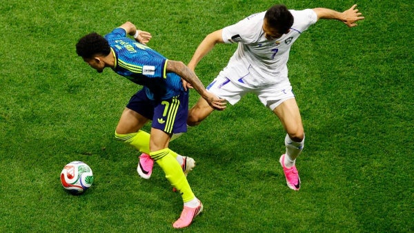 [VIDEO] Luis Díaz se topó con el palo: remate cruzado y el vertical estalló vs Uzbekistán