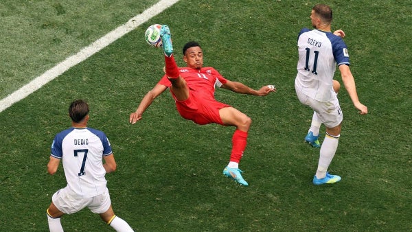 [Video] Suiza por poco anota el gol del Mundial: una chilena que desvió el arquero