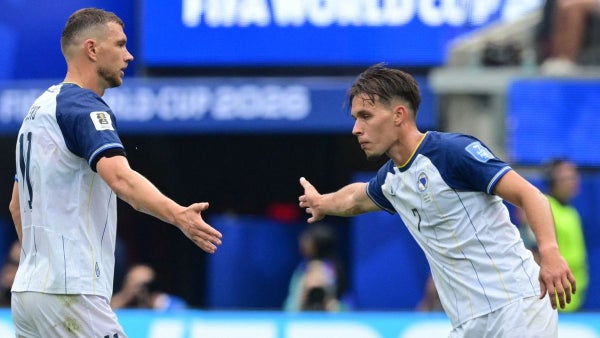[VIDEO] Consuelo para Bosnia con golazo: descuento que poco o nada valió vs Suiza