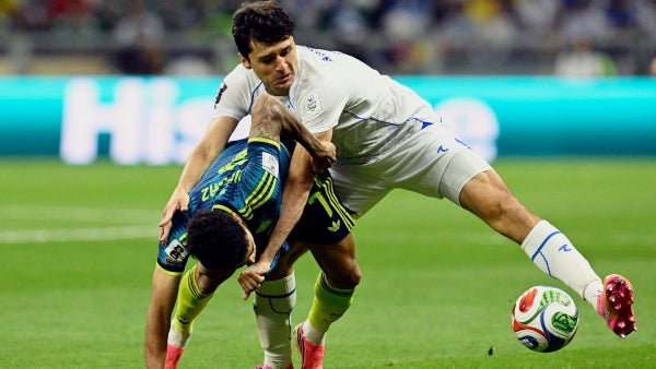 Revelan noble gesto con el camarógrafo afectado en Colombia vs Uzbekistán