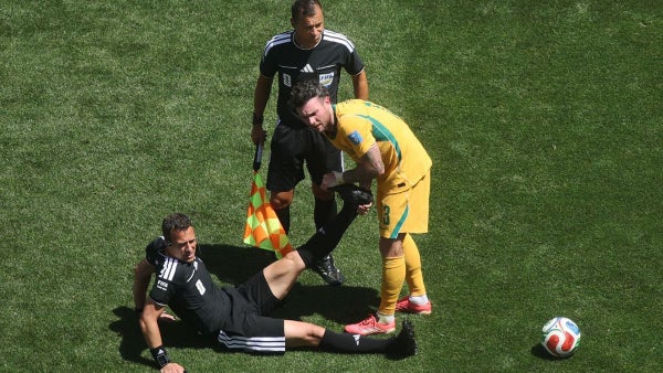 VIDEO - Polémico partido del Mundial terminó con lesión del árbitro central