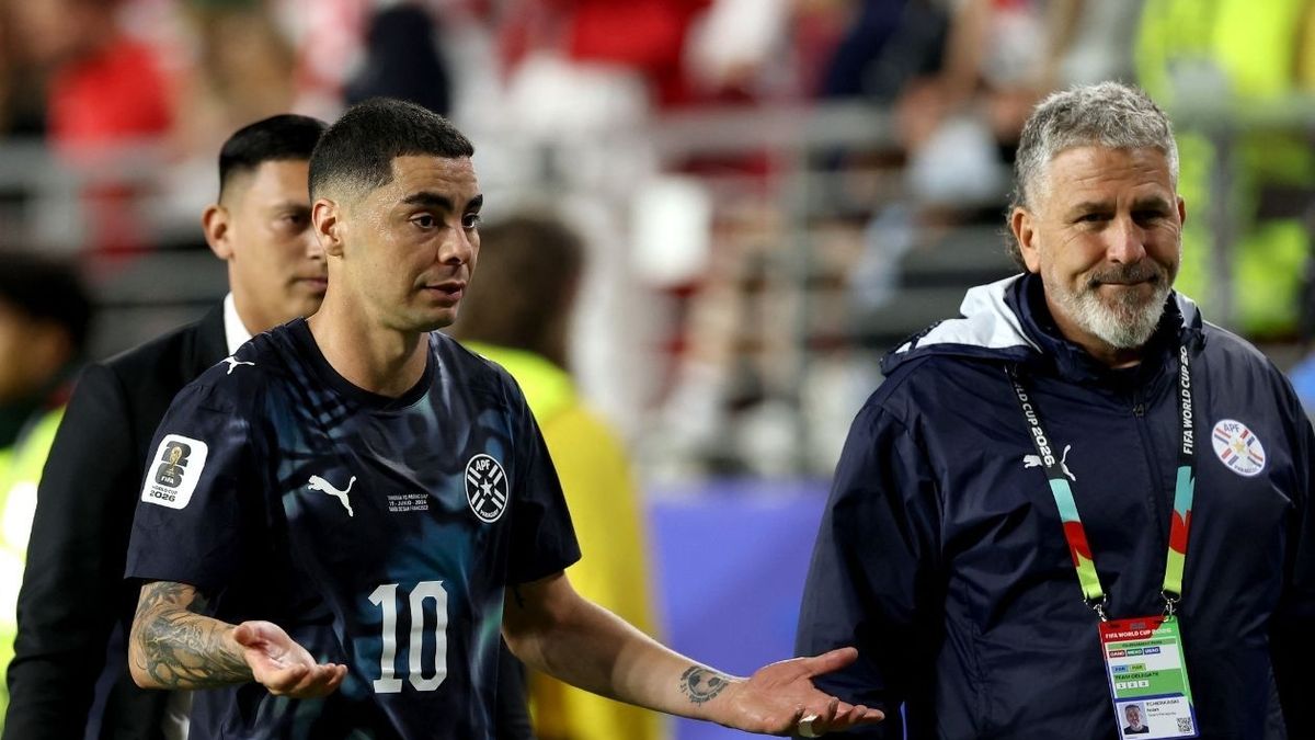 Miguel Almirón, expulsado en el Paraguay Vs Turquía