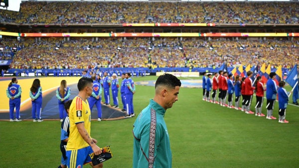 [VIDEO] James y Cristiano, entre risas y abrazos: así fue el reencuentro en el Colombia vs Portugal
