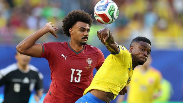 [Video] Jhon Córdoba sacó un potente remate que por poco abre el Colombia vs Portugal