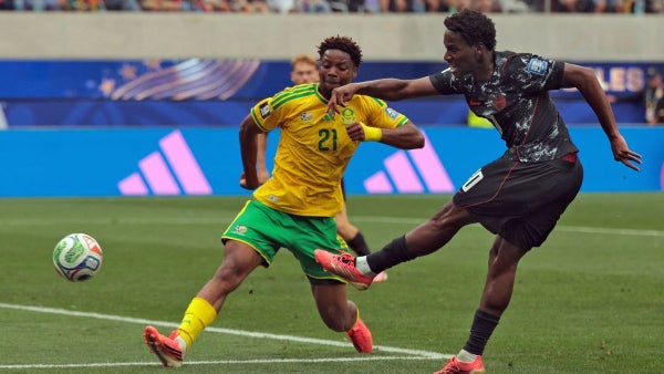 Canadá, con un gol agónico, venció a Sudáfrica y se metió en octavos del Mundial