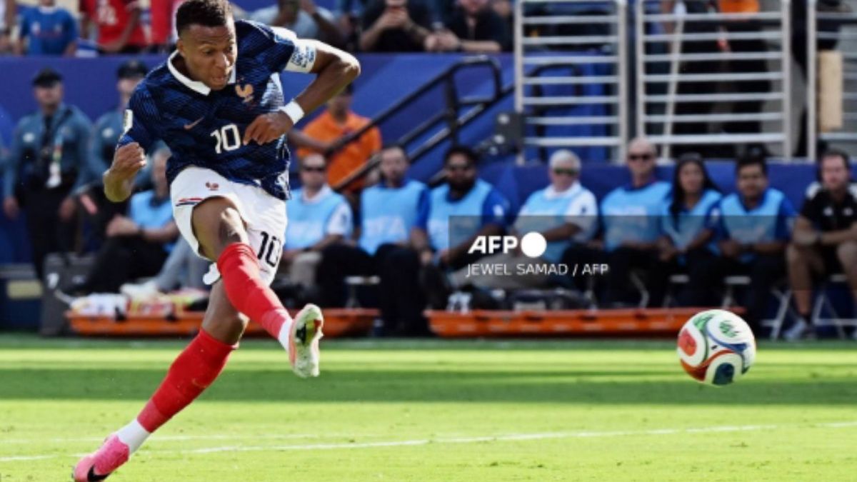 Mbappé por poco marca el primero para Francia frente a Suecia