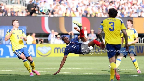 [video] El palo evitó el gol del Mundial: Olise y una pirueta mágica que Francia lamentó vs Suecia