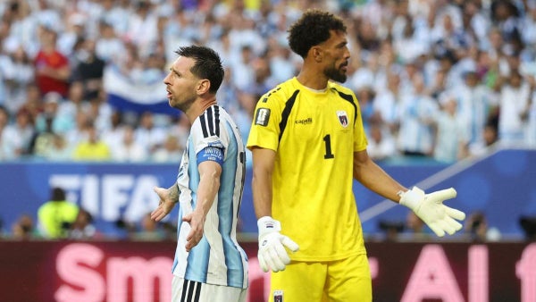 [Video] Vozinha le ganó el duelo a Messi: terrible atajada en un tiro libre
